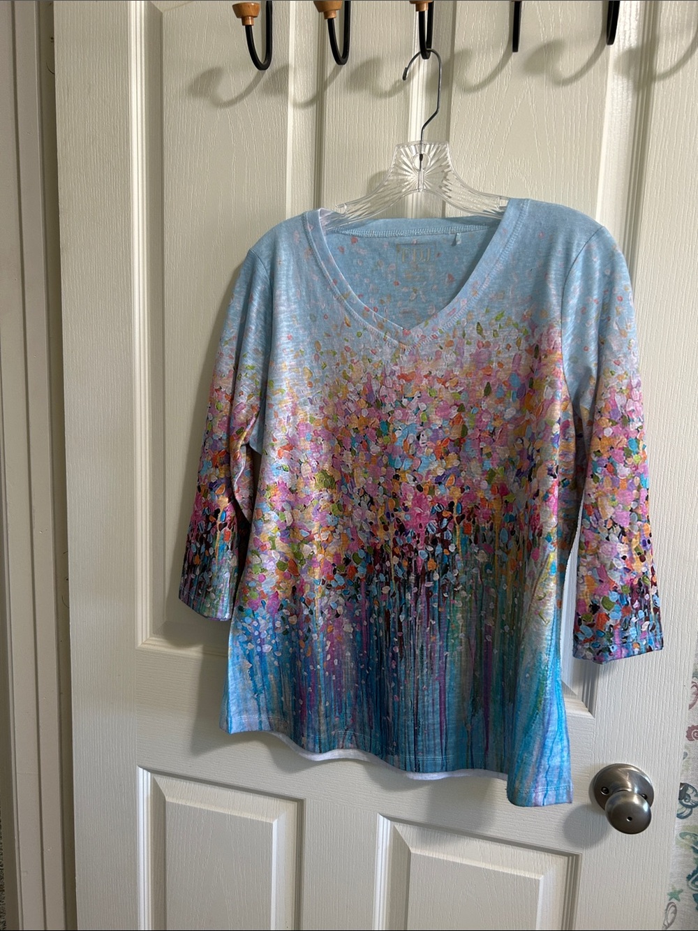 Light Blue Floral-Print V-Neck 3/4 Sleeve Top FDJ Size Medium